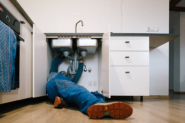 Professional Emergency Plumber technician working in Paris, OH